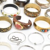 LARGE GROUP OF COSTUME JEWELLERY BANGLES