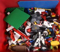 LARGE COLLECTION OF ASSORTED VINTAGE LEGO BRICKS