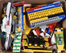 LEGO BRICKS - COLLECTION OF VINTAGE LEGO BRICKS & MINIFIGURES