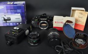 ASSORTMENT OF VINTAGE CAMERAS & EQUIPMENT