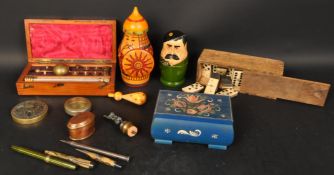 A COLLECTION OF VINTAGE 20TH CENTURY ITEMS