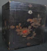 EARLY 20TH CENTURY CHINESE CHINOISERIE LAQUERED TEA BOX