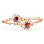18CT GOLD GARNET & PEARL BANGLE