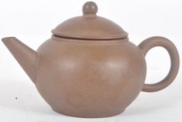 EARLY 20TH CENTURY CHINESE YIXING POTTERY TEAPOT