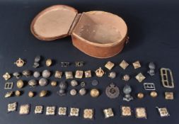 ASSORTED SECOND WORLD WAR BRITISH MILITARY UNIFORM BUTTONS & BADGES