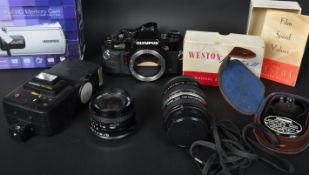 ASSORTMENT OF VINTAGE CAMERAS & EQUIPMENT