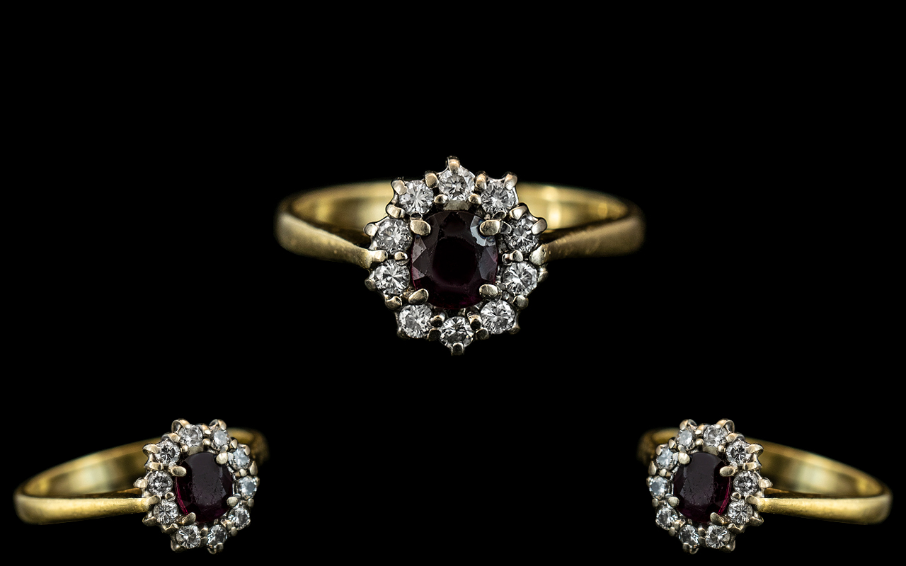 18ct Gold - Attractive Diamond Set Cluster Ring, Flower head Design. The Round Brilliant Cut