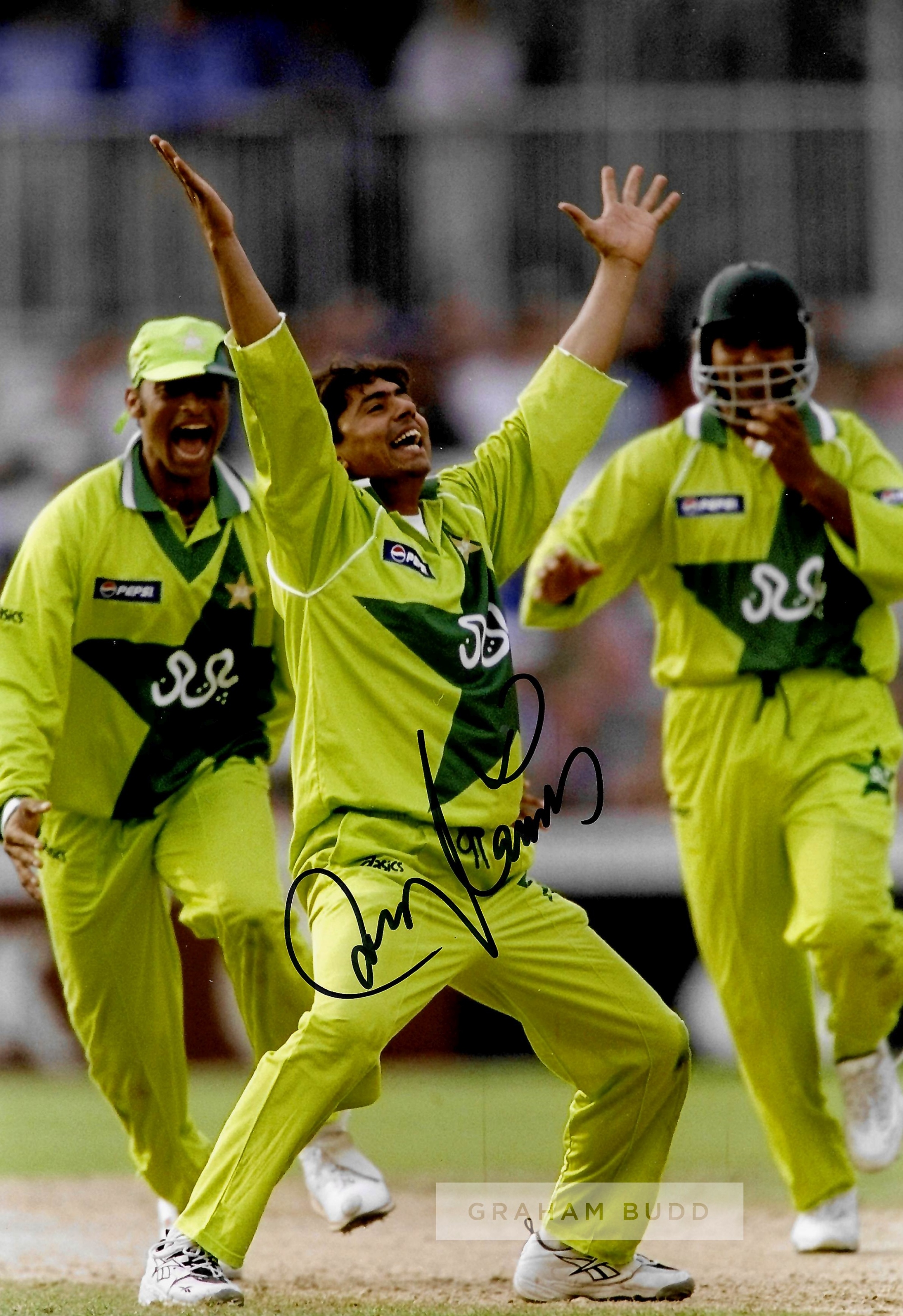 Pakistan cricket Wasim Akram and Waqar Younis Collection, including Wasim Akram signed Pakistan - Image 5 of 5