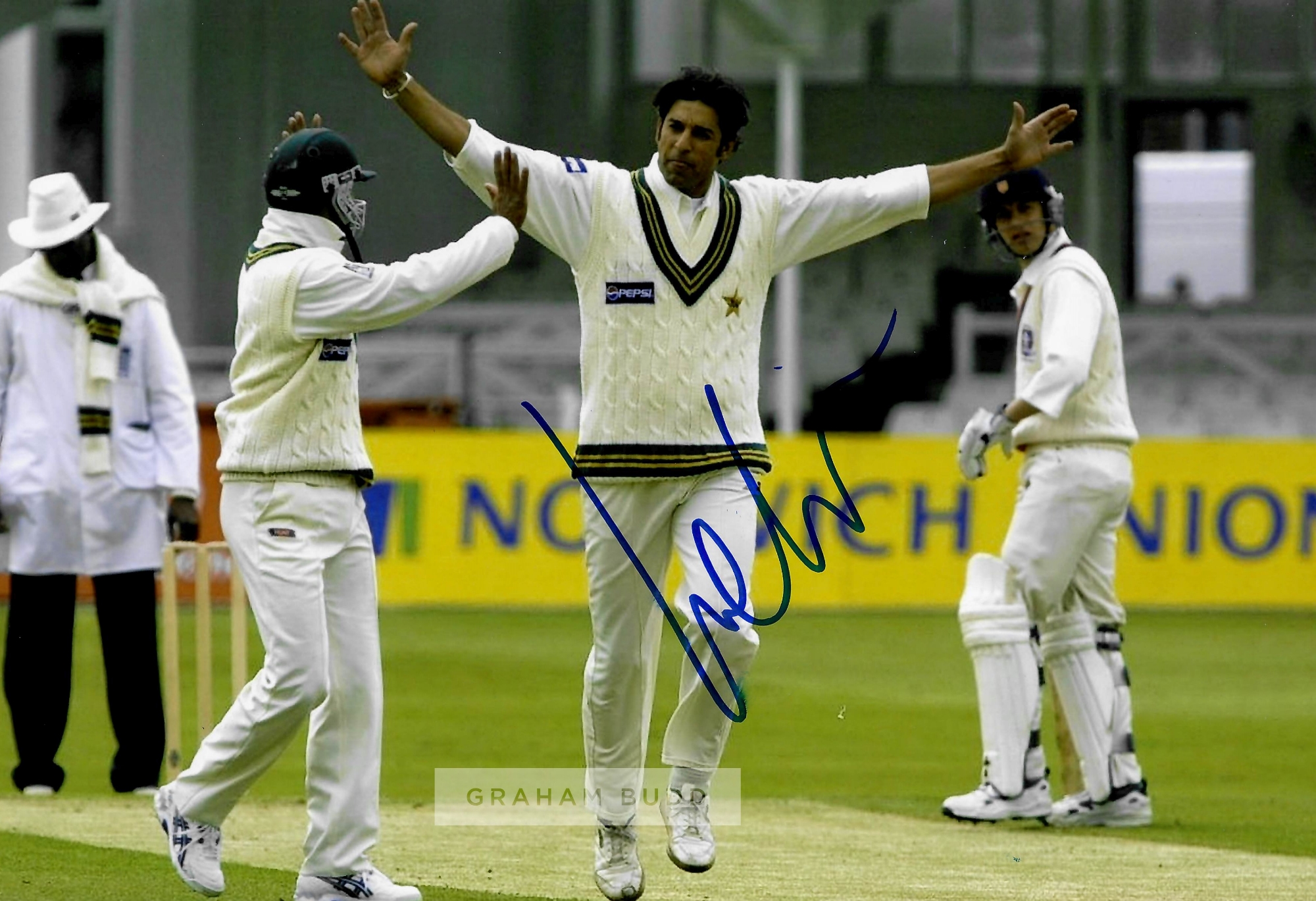 Pakistan cricket Wasim Akram and Waqar Younis Collection, including Wasim Akram signed Pakistan - Image 4 of 5