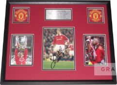 David Beckham signed and framed Manchester United display, depicts Becks holding the 1998-99