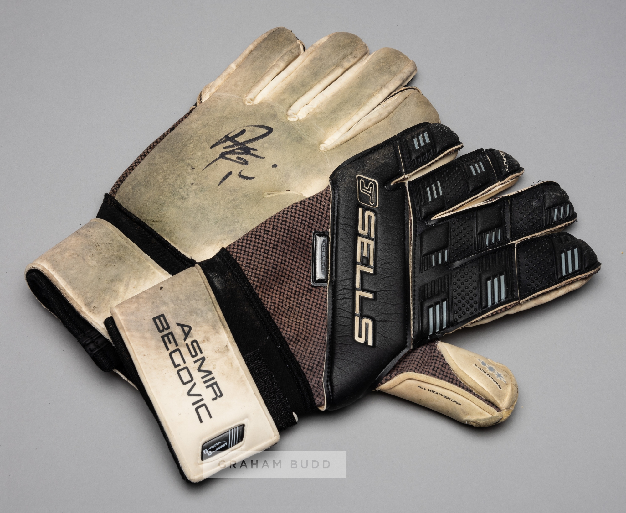 A group of four pairs of Chelsea goalkeepers' gloves, comprising: Ross Turnbull signed Puma - Image 3 of 4
