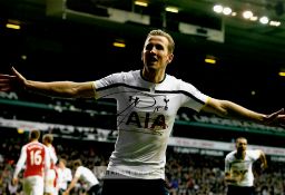 Tottenham Hotspur Collection of signed photographs, including past and present players Harry Kane,