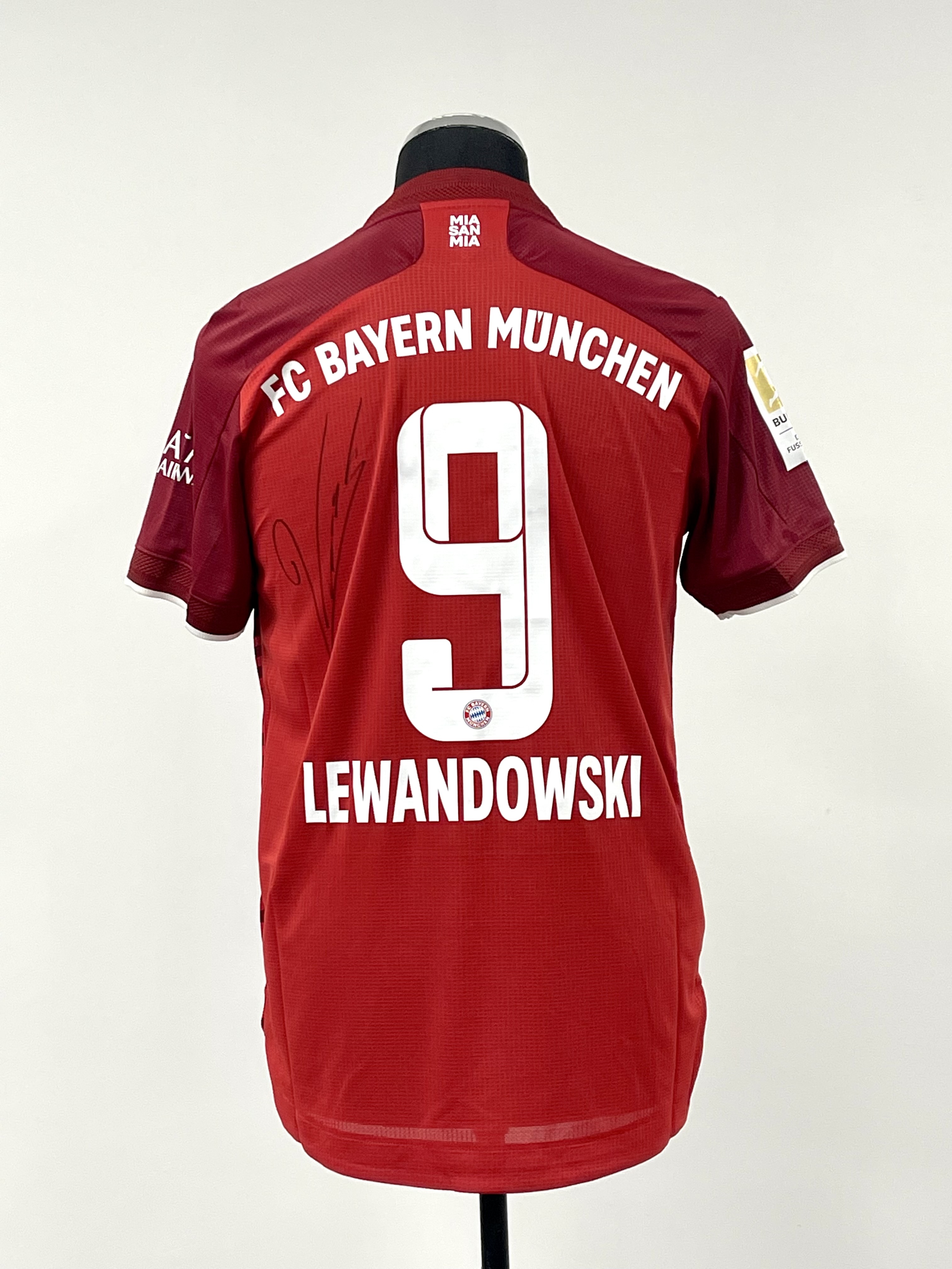 Robert Lewandowski signed red FC Bayern Munich no.9 home jersey, season 2021-22, match-issue, - Image 3 of 3