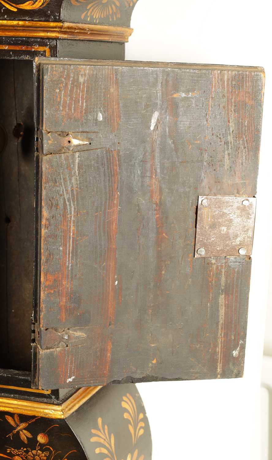 JOHN TICKELL, CREDITON. A RARE EARLY 18TH CENTURY LACQUERED CHINOISERIE TAVERN CLOCK OF LARGE SIZE - Image 5 of 21