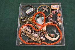 A quantity of costume jewellery.