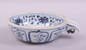 A CHINESE BLUE AND WHITE PORCELAIN OIL POT, the centre decorated with a floral spray, 17cm