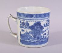 A CHINESE BLUE AND WHITE PORCELAIN MUG / TANKARD, painted with a landscape on a lake with buildings,