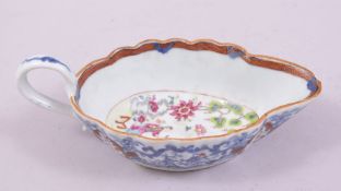 A CHINESE BLUE AND WHITE / FAMILLE ROSE CLOBBERED PORCELAIN SAUCE BOAT, the interior painted with