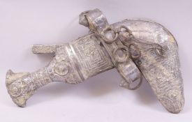 A 19TH CENTURY OMANI JAMBIYA SET, the curved blade 18.5cm with raised metal ridge, with white