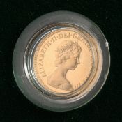 AN ELIZABETH II PROOF FULL SOVEREIGN, 1980 in a case.