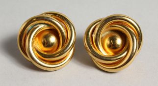 A PAIR OF LISA JONES GILT SWIRL EAR RINGS