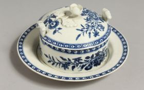 AN 18TH CENTURY WORCESTER BUTTER TUB COVER AND STAND decorated with chinoiserie scenes.