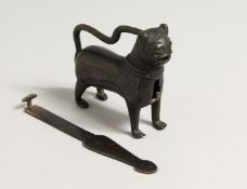 AN 18TH CENTURY PERSIAN BRONZE AND IRON LION PADLOCK. 6ins long.