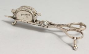 A PAIR OF GEORGE III SILVER CANDLE SNUFFERS, London, 1874. Maker I B.