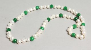 A STING OF PEARL AND JADE NECKLACE.