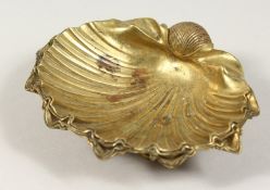 A CLASSICAL BRASS SHELL. 5ins long.