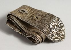 AN ORNATE SILVER BELT. 98cm long, 485g