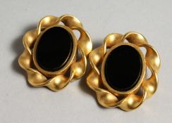 A PAIR OF LISA JONES GILT AND BLACK STONE EAR RINGS.