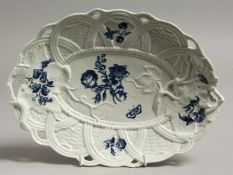 AN 18TH CENTURY WORCESER BASKET WEAVE MOULDED DISH, each handle with a large moulded leaf, painted