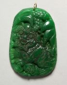 A GOLD TOP CARVED JADE PENDANT.