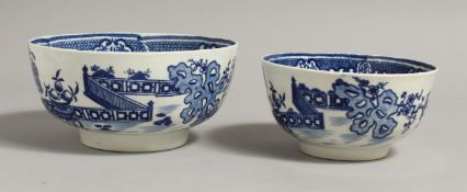 AN 18TH CENTURY WORCESTER GRADUATED PAIR OF BOWLS, printed in blue with a chinoiserie garden, the