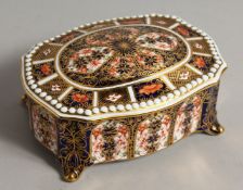 A ROYAL CROWN DERBY PATTERN 1128, FOOTED CASKET AND COVER.
