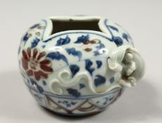 A CHINESE BLUE AND WHITE PORCELAIN INK POT with lizard handle.