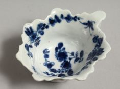 AN 18TH CENTURY WORCESTER GERANIUM MOULDED BUTTER BOAT with two oriental figures in a chinoiserie