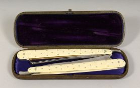 A PAIR OF MOSELEY & SIMPSON, COVENT GARDEN, RAZORS in a leather case.