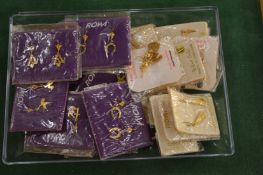 A quantity of earrings.