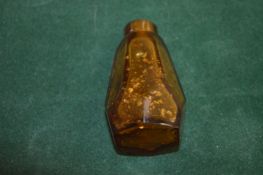A Chinese gilt decorated glass snuff bottle.