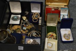 A quantity of bijouterie.