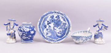 A MIXED LOT OF CHINESE BLUE AND WHITE PORCELAIN ITEMS, (5).