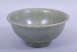 A CHINESE LONGQUAN MING DYNASTY CELADON GLAZED BOWL, 16cm diameter.