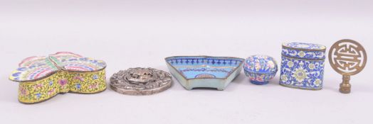 A MIXED LOT OF CHINESE ENAMEL AND METALWARE ITEMS, (6).