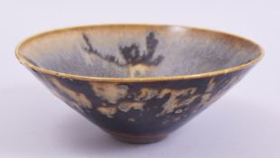 A CHINESE JIZHOU KILN POTTERY BOWL, 16cm diameter.