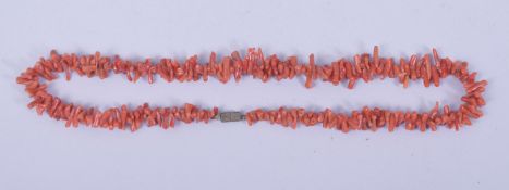 A NATURALISTIC CORAL NECKLACE.