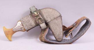 A LATE 19TH CENTURY YEMENI JAMBIYA, the curving blade 17cm with a raised central ridge, the hilt