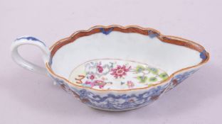 A CHINESE BLUE AND WHITE / FAMILLE ROSE CLOBBERED PORCELAIN SAUCE BOAT, the interior painted with