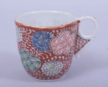 A JAPANESE ARITA / IMARI STYLE PORCELAIN CUP, red mark to base, 8cm high.